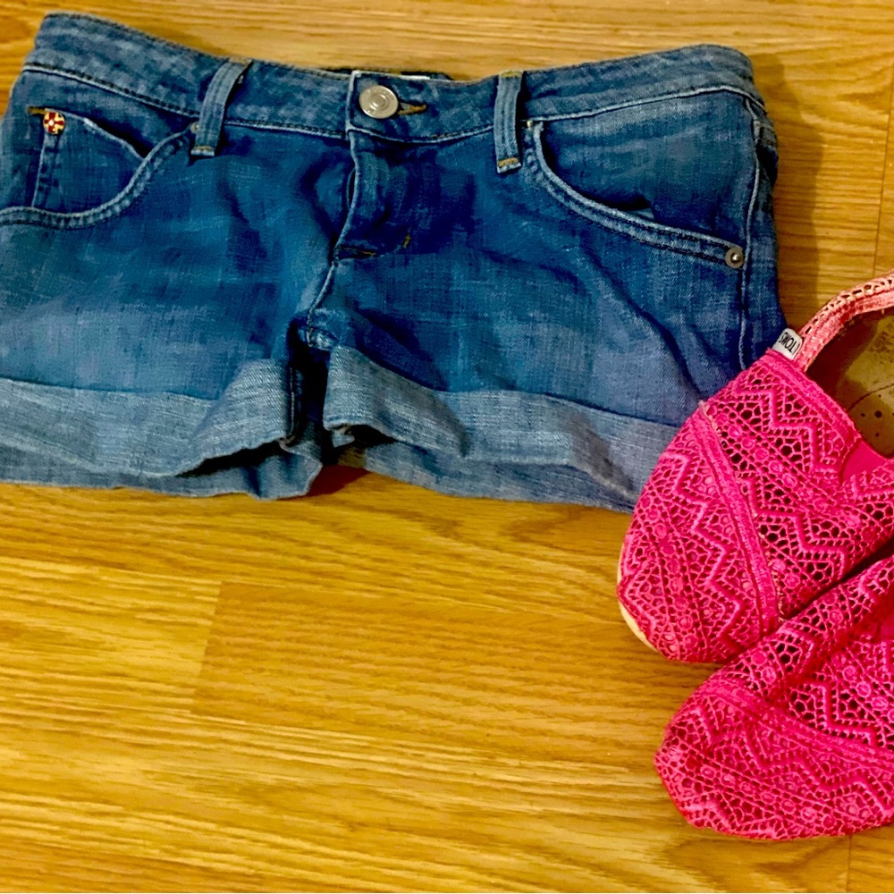 Barely worn Hudson shorts with a cuffed bottom. Authentic.